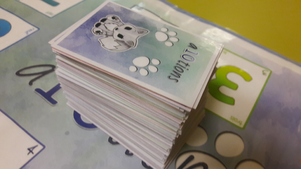 Tas de cartes du jeu a10tions sur le plateau.