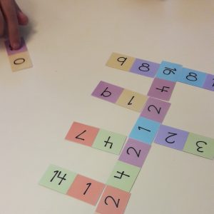 Des élèves jouent aux dominos des doubles.