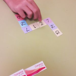 Des élèves jouent aux dominos des doubles.