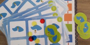 Séquence sur les positions - dessus, dessous, devant, derrière, dans, dehors